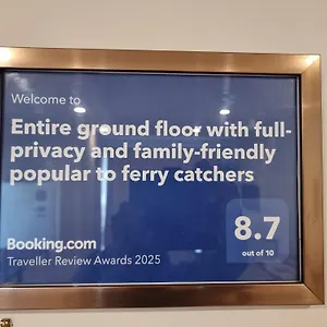 Entire Ground Floor With Full-privacy And Family-friendly Popular To Ferry Catchers Apartment Wellington